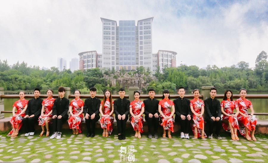 Graduados de este año, especializados en baile de salón de estilo internacional en la Universidad Normal de Sichuan posan tras su graduación con trajes tradicionales chinos, en la provincia de Sichuan, el 28 de junio de 2016. 