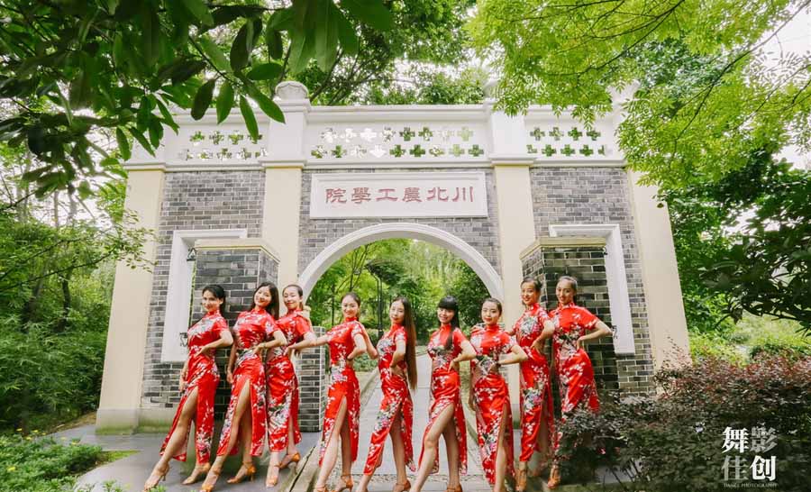 Varones graduados en baile de salón de estilo internacional en la Universidad Normal de Sichuan posan tras su graduación con cheongsam de mujer, en la provincia de Sichuan, el 28 de junio de 2016. 