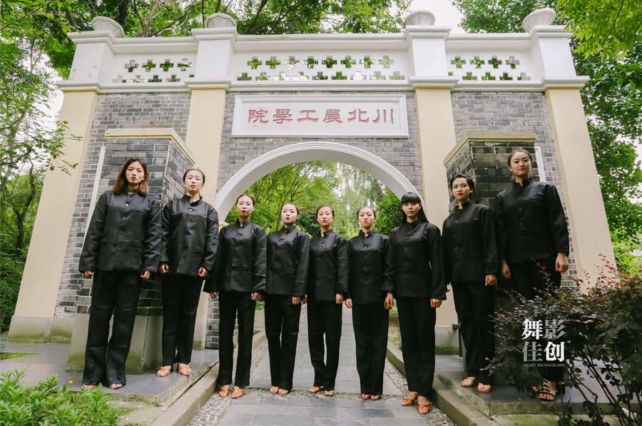 Graduados de este año, especializados en baile de salón de estilo internacional en la Universidad Normal de Sichuan posan tras su graduación con trajes tradicionales chinos, en la provincia de Sichuan, el 28 de junio de 2016. [Foto/IC]