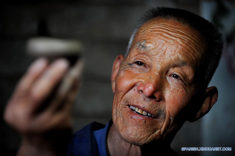 Imagen del 28 de junio de 2016 del artista folclórico Lei Zhenhe elaborando un producto de cerámica, en la zona turística de Yaotou Kiln en el municipio de Yaotou del condado de Chengcheng, provincia de Shaanxi, en el noroeste de China. El sitio de antiguos hornos populares, cubriendo un área de cuatro kilómetros cuadrados, tiene una historia de elaboración de productos de cerámica de más de mil años. La técnica de elaboración de cerámica en Yaotou Kiln fue incluida en el Patrimonio Nacional Cultural Intangible en el 2006. (Xinhua/Tao Ming)