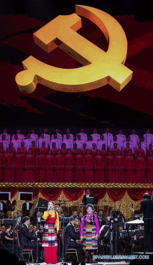 Artistas interpretan una canción en el concierto "Fe Eterna" que marca el 95 aniversario de la fundación del Partido Comunista de China (PCCh) llevado a cabo en el Gran Palacio del Pueblo, en Beijing, capital de China, el 29 de junio de 2016. (Xinhua/Wang Ye)