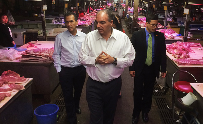 El Sr. Aurelio Iragorri, Ministro de Agricultura y Desarrollo Rural de Colombia, visita un mercado en Beijing. (Foto: proporcionada)