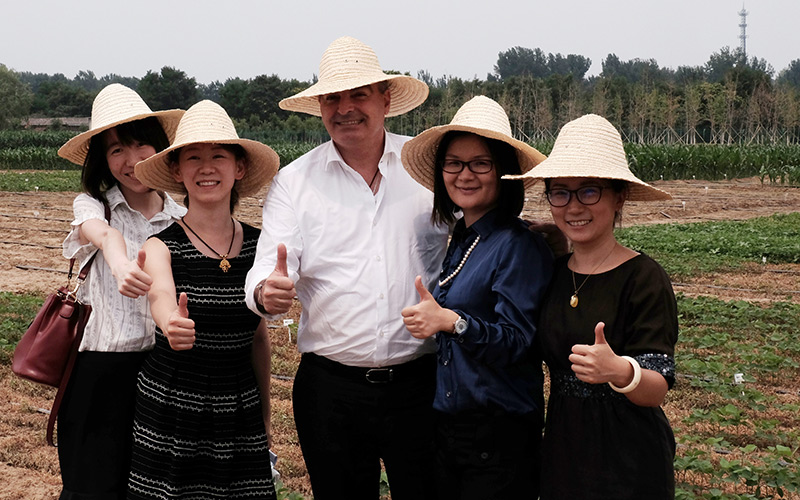 El Sr. Aurelio Iragorri, Ministro de Agricultura y Desarrollo Rural de Colombia visita el campo chino.  (Foto: proporcionada)