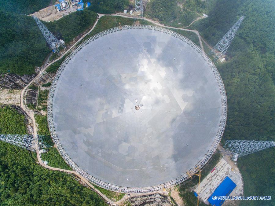  Vista aérea del Telescopio de Apertura Esférica de 500 metros, o "FAST", en el condado de Pingtang, provincia de Guizhou, en el suroeste de China, el 3 de julio de 2016. La instalación del "FAST", el radiotelescopio más grande del mundo, fue completada el domingo por la mañana al colocar el último de los 4,4450 paneles en el centro del gran plato. Los científicos comenzarán las pruebas de depuración y observación del FAST. (Xinhua/Liu Xu)