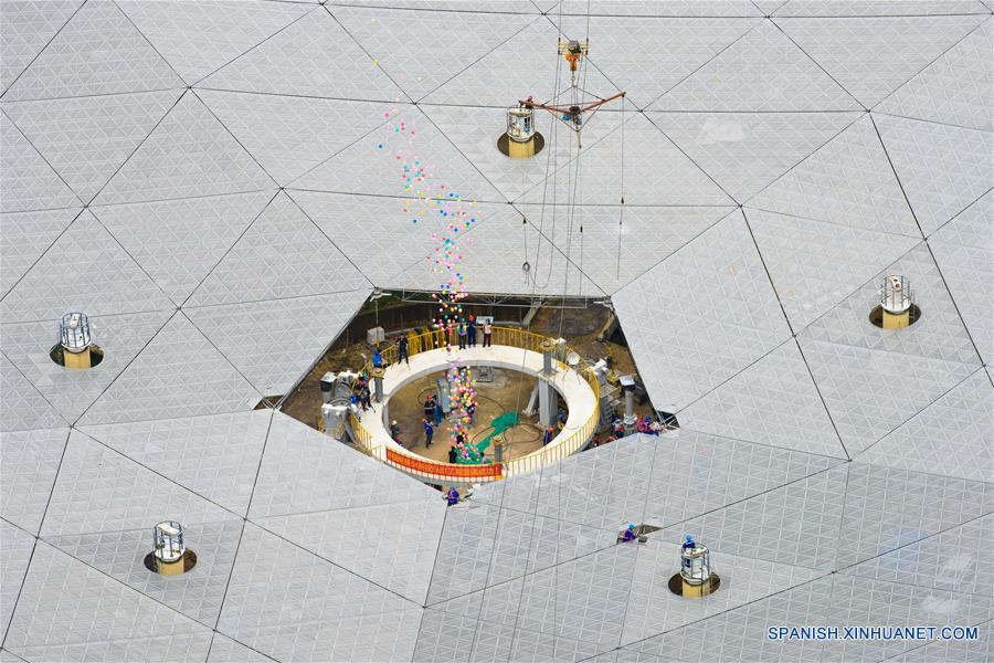 Globos son soltados para festejar el término de la instalación del Telescopio de Apertura Esférica de 500 metros, o "FAST", en el condado de Pingtang, provincia de Guizhou, en el suroeste de China, el 3 de julio de 2016. La instalación del "FAST", el radiotelescopio más grande del mundo, fue completada el domingo por la mañana al colocar el último de los 4,4450 paneles en el centro del gran plato. Los científicos comenzarán las pruebas de depuración y observación del FAST. (Xinhua/Liu Xu)