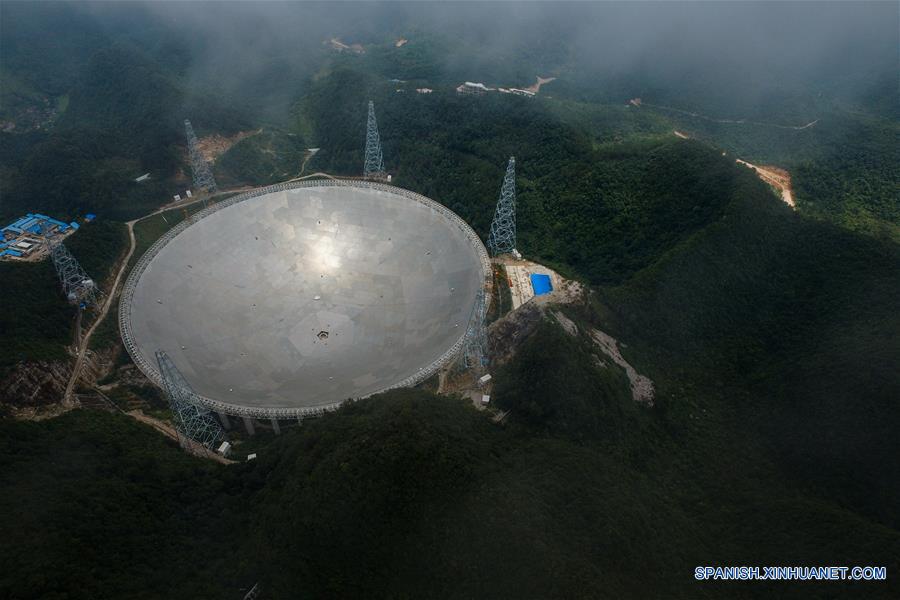 Vista aérea del Telescopio de Apertura Esférica de 500 metros, o "FAST", en el condado de Pingtang, provincia de Guizhou, en el suroeste de China, el 3 de julio de 2016. La instalación del "FAST", el radiotelescopio más grande del mundo, fue completada el domingo por la mañana al colocar el último de los 4,4450 paneles en el centro del gran plato. Los científicos comenzarán las pruebas de depuración y observación del FAST. (Xinhua/Ou Dongqu)