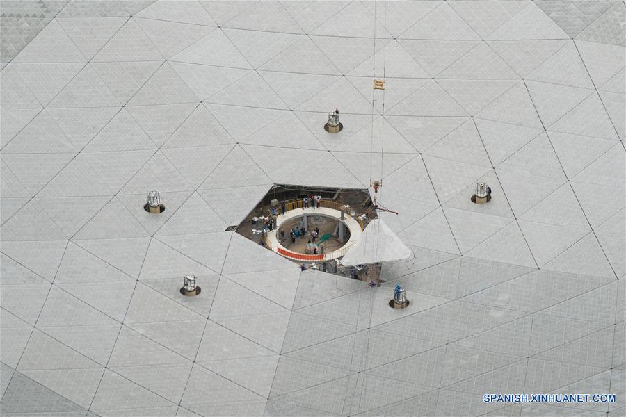 El último panel triangular del reflector del Telescopio de Apertura Esférica de 500 metros, o "FAST", es colocado en el condado de Pingtang, provincia de Guizhou, en el suroeste de China, el 3 de julio de 2016. La instalación del "FAST", el radiotelescopio más grande del mundo, fue completada el domingo por la mañana al colocar el último de los 4,4450 paneles en el centro del gran plato. Los científicos comenzarán las pruebas de depuración y observación del FAST. (Xinhua/Liu Xu)