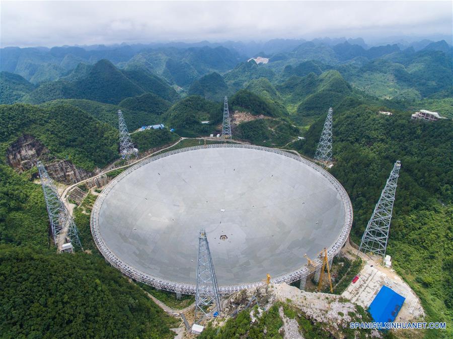 GUIZHOU, julio 3, 2016 (Xinhua) -- Vista aérea del Telescopio de Apertura Esférica de 500 metros, o "FAST", en el condado de Pingtang, provincia de Guizhou, en el suroeste de China, el 3 de julio de 2016. La instalación del "FAST", el radiotelescopio más grande del mundo, fue completada el domingo por la mañana al colocar el último de los 4,4450 paneles en el centro del gran plato. Los científicos comenzarán las pruebas de depuración y observación del FAST. (Xinhua/Liu Xu)