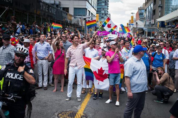 Primer ministro de Canadá participa en marcha del Orgullo Gay