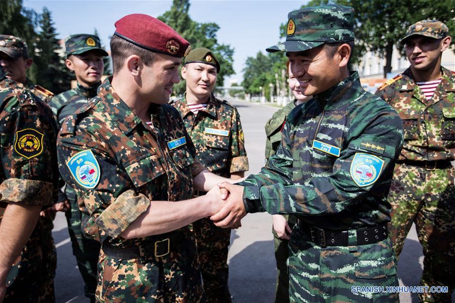 Un soldado de la Guardia Nacional de Rusia (i-frente), y un soldado de la Fuerza de la Policía Armada Popular (FPAP) de China (d-frente), se saludan durante los ejercicios antiterrorismo conjuntos en Moscú, Rusia, el 3 de julio de 2016. Una serie de ejercicios antiterrorismo conjuntos de gran escala empezó el domingo en Moscú con la participación de la FPAP de China y la recién creada Guardia Nacional de Rusia. (Xinhua/Evgeny Sinitsyn)