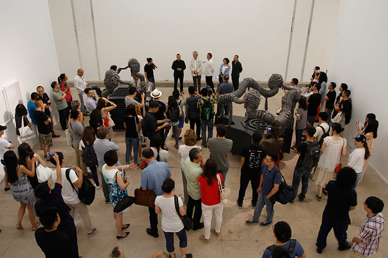 “Chamanes”, exposición de los artistas Nacho Zubelzu (España) y Cang Xin (China) en el Centro de Arte White Box, Beijing. (Foto: YAC)