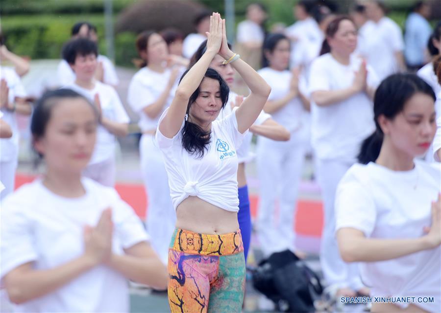 Aficionados al yoga en Hunan