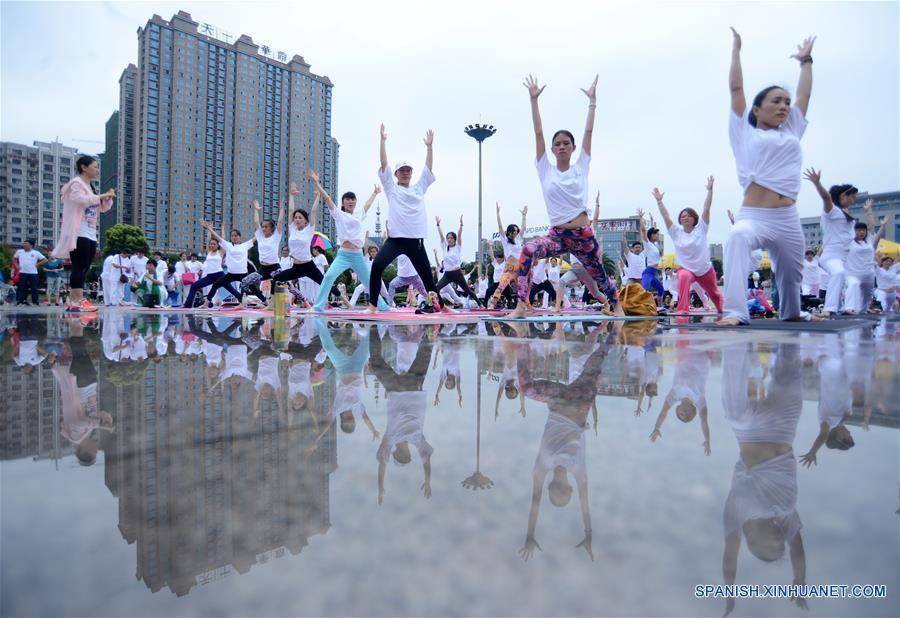 Aficionados al yoga en Hunan