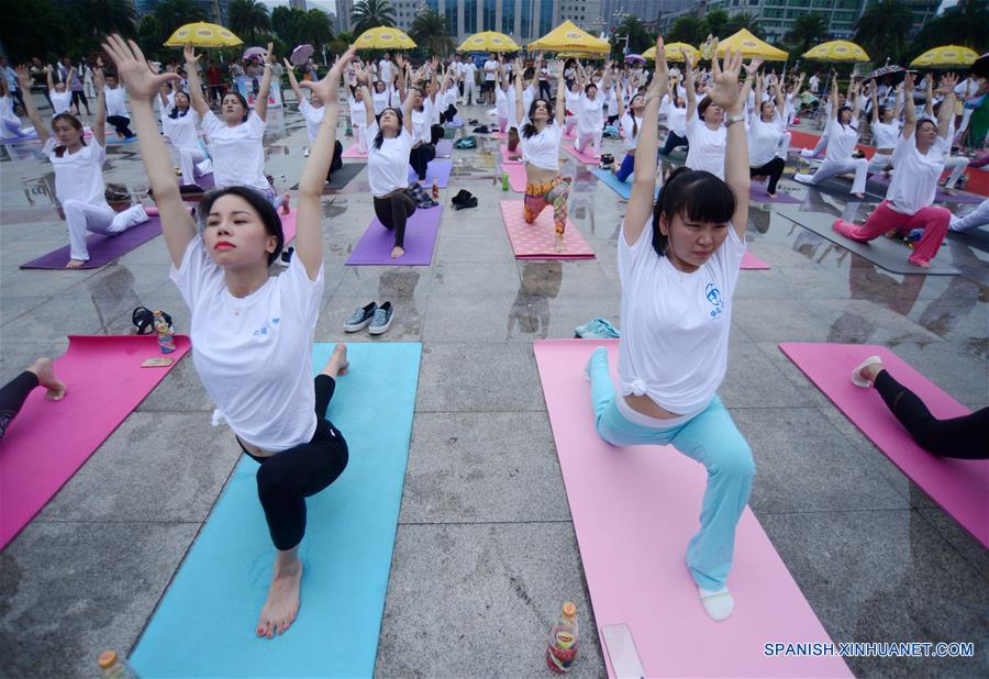 Aficionados al yoga en Hunan