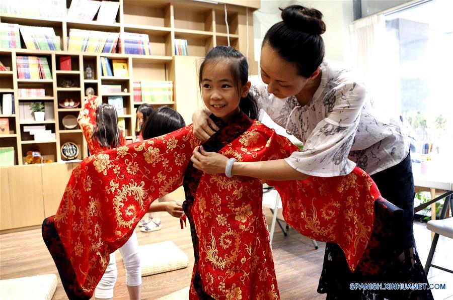 Niños chinos aprenden tradicionales reglas