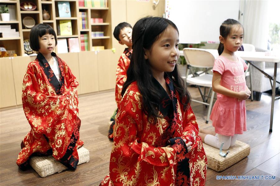 Niños chinos aprenden tradicionales reglas