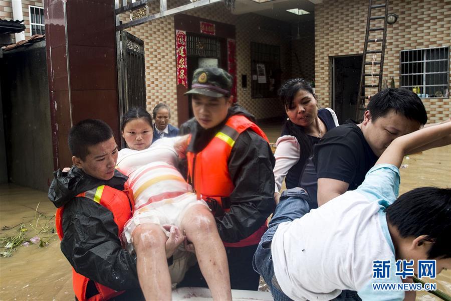 La foto muestra a bomberos trasladando a una embarazada en la provincia china de Hubei. (Xinhua/Xiao Yijiu)