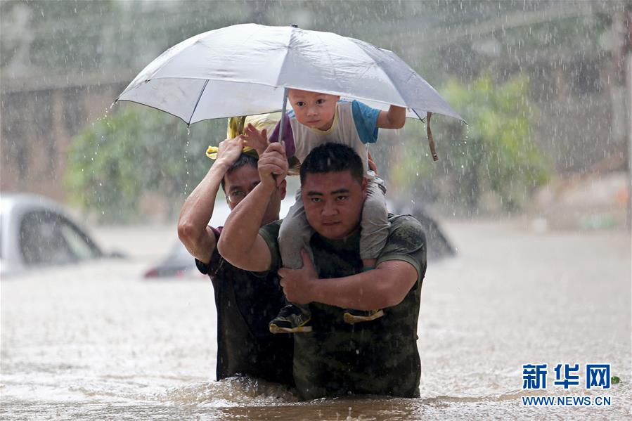 Bomberos rescataron a habitantes personas atrapadas por la inundación en la provincia china de Hubei. (Xinhua/Li Guozhu)