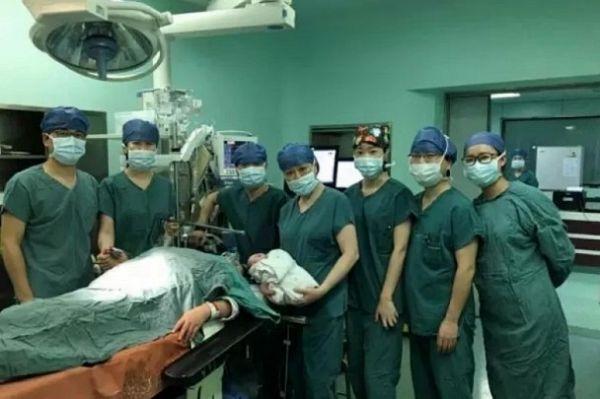 El equipo médico ayuda con éxito a una paciente de 61 años a dar a luz en Hangzhou. [Foto de la web]