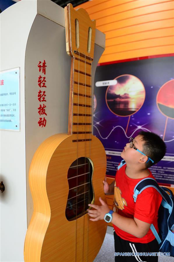  Un niño prueba una obra en el Museo de la Ciencia durante las vacaciones de verano, en Zhengzhou, capital de la provincia de Henan, en el centro de China, el 6 de julio de 2016. (Xinhua/Zhu Xiang)