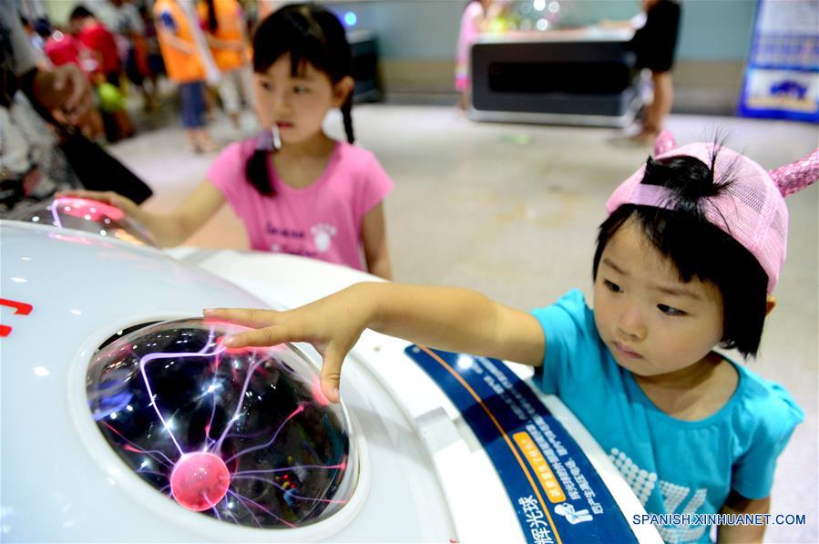 Niños visitan el Museo de la Ciencia de Zhengzhou durante las vacaciones de verano, en Zhengzhou, capital de la provincia de Henan, en el centro de China, el 6 de julio de 2016. (Xinhua/Zhu Xiang)  
