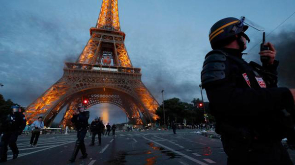 Violentos incidentes durante la final de la Eurocopa en la Torre Eiffel