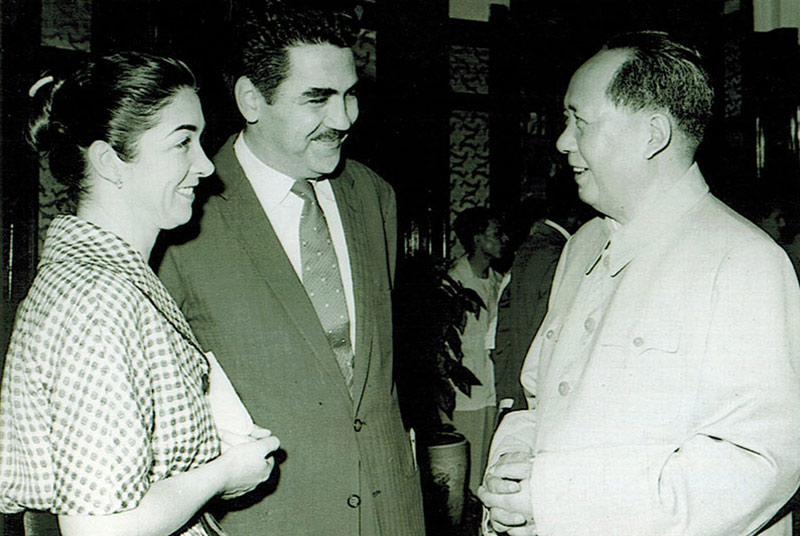 José Venturelli y su esposa junto al presidente Mao