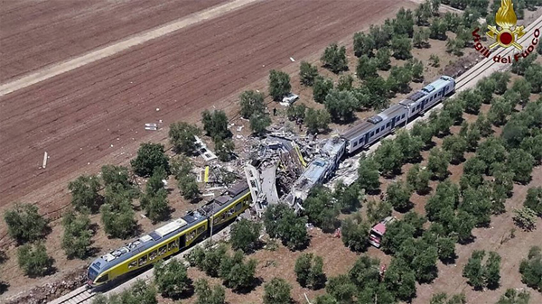 Al menos 27 muertos por el choque de dos trenes en el sur de Italia