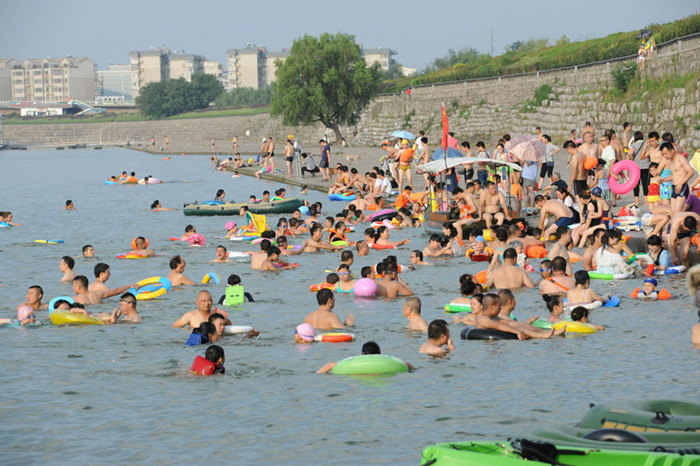La gente se baña en el rio Yangtse en Xiangyang, provincia de Hubei, el 9 de julio de 2016. [Foto/VCG]