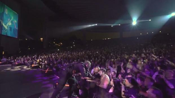 El vocalista de Slipknot tira al suelo el móvil de un seguidor distraído
