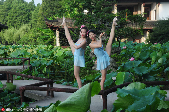 Bailarinas actúan en el Lago Oeste de Hangzhou