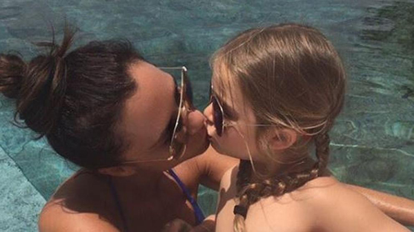 Victoria Beckham, insultada por besar a su hija en la boca