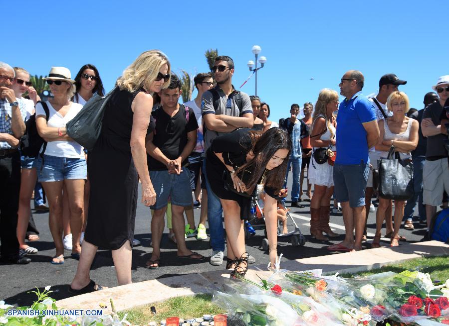 NIZA, julio 15, 2016 (Xinhua) -- Personas colocan flores en una ofrenda en memoria de las víctimas del ataque de un camión que embistió contra la multitud durante las celebraciones de la toma de la Bastilla en la ciudad de Niza, Francia, el 15 de julio de 2016. El fiscal de la república francesa, Francois Molins, anunció el viernes en conferencia de prensa que 84 personas murieron, incluyendo a 10 niños y adolescentes, durante el ataque terrorista del jueves por la noche en Niza. Un total de 202 personas resultaron lesionadas, dijo Molins, quien agregó que 52 de ellas se encuentran en estado crítico. (Xinhua/Xu Jinquan)