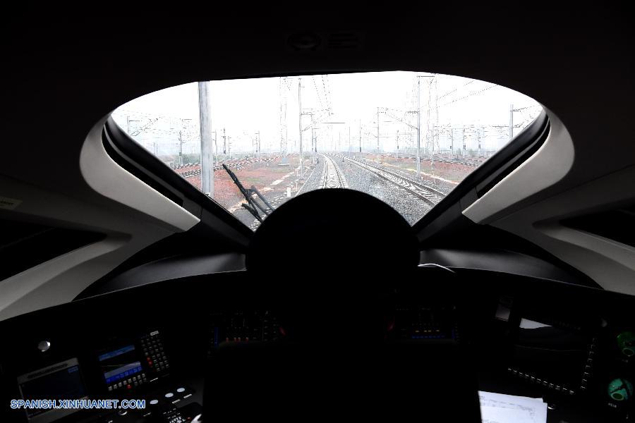 ZHENGZHOU, julio 15, 2016 (Xinhua) -- El tren bala "Delfín Azul" circula en la línea entre Zhengzhou en la provincia central de Henan, en China, y Xuzhou en la provincia de Jiangsu en el este de China, el 15 de julio de 2016. Dos trenes chinos denominados "Fénix Dorado" y "Delfín Azul" circulando a una velocidad récord de 420 km/h en direcciones opuestas se cruzaron en vías paralelas el viernes en la última hazaña realizada por China en una vía de alta velocidad. (Xinhua/Zhu Xiang)
