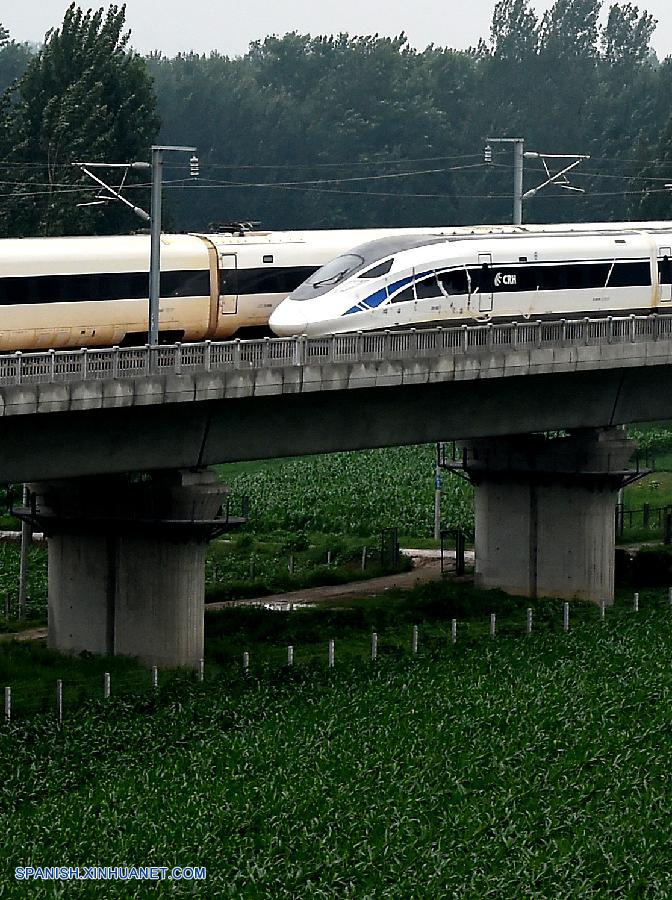 ZHENGZHOU, julio 15, 2016 (Xinhua) -- Los trenes bala denominados "Fénix Dorado" y "Delfín Azul" se cruzan en la línea entre Zhengzhou en la provincia central de Henan, en China, y Xuzhou en la provincia de Jiangsu en el este de China, el 15 de julio de 2016. Dos trenes chinos denominados "Fénix Dorado" y "Delfín Azul" circulando a una velocidad récord de 420 km/h en direcciones opuestas se cruzaron en vías paralelas el viernes en la última hazaña realizada por China en una vía de alta velocidad. (Xinhua/Li An)