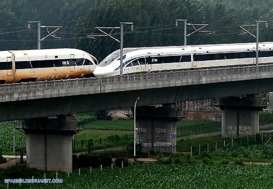 ZHENGZHOU, julio 15, 2016 (Xinhua) -- Los trenes bala denominados "Fénix Dorado" y "Delfín Azul" se cruzan en la línea entre Zhengzhou en la provincia central de Henan, en China, y Xuzhou en la provincia de Jiangsu en el este de China, el 15 de julio de 2016. Dos trenes chinos denominados "Fénix Dorado" y "Delfín Azul" circulando a una velocidad récord de 420 km/h en direcciones opuestas se cruzaron en vías paralelas el viernes en la última hazaña realizada por China en una vía de alta velocidad. (Xinhua/Li An)