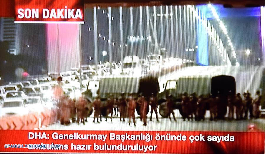 ESTAMBUL, julio 15, 2016 (Xinhua) -- Imagen tomada de la transmisión del canal de televisión CNN Turquía, de elementos de la gendarmería de Turquía bloqueando un puente en la ciudad de Estambul, Turquía, el 15 de julio de 2016. El primer ministro de Turquía, Binali Yildrim, dijo el viernes por la noche a medios locales que hubo un intento de amotinamiento en el país. "Este es un intento de amotinamiento, pero no permitiremos que triunfe", dijo Yildrim según informes. "Los responsables de esto serán castigados de la forma más dura". (Xinhua/He Canling)