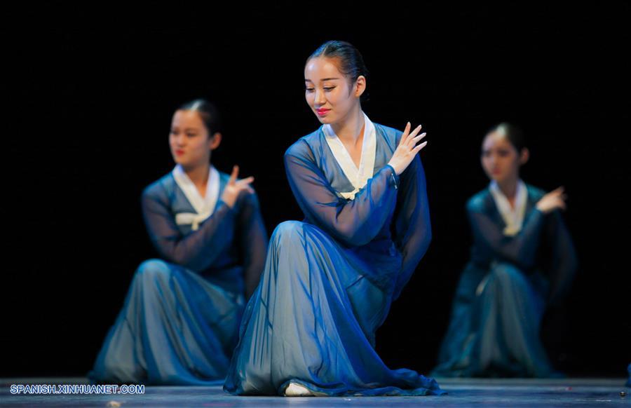 Mongolia Interior: Estudiantes participan en actividad de presentación de bailes folclóricos en Hohhot