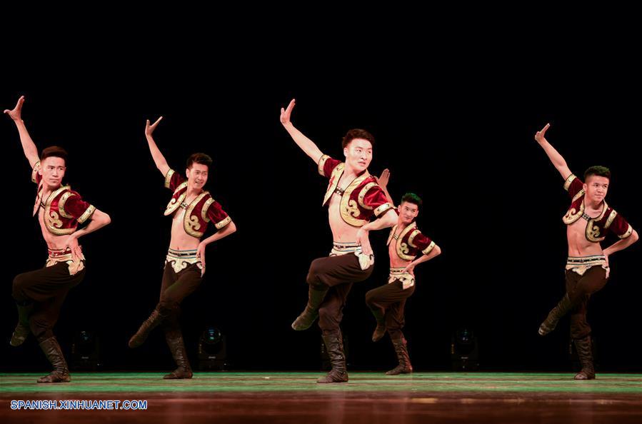 Estudiantes participan en actividad de presentación de bailes folclóricos en Hohhot