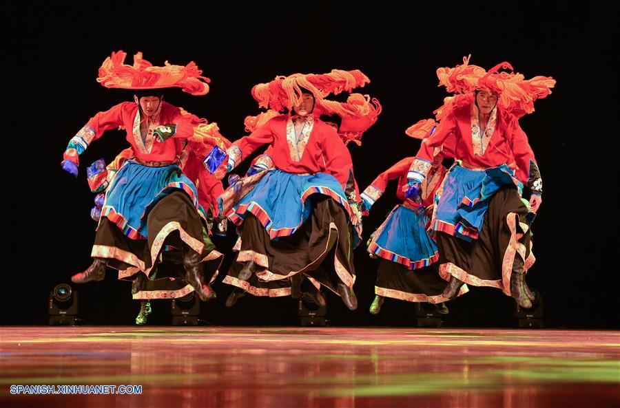 Mongolia Interior: Estudiantes participan en actividad de presentación de bailes folclóricos en Hohhot