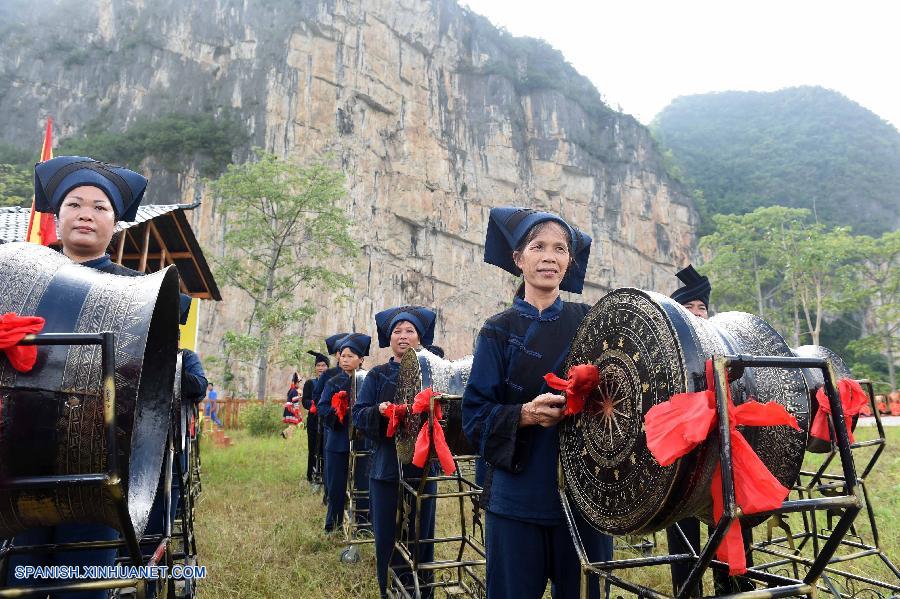 GUANGXI, julio 15, 2016 (Xinhua) -- Residentes animan por la candidatura para la lista del patrimonio mundial de las pinturas rupestres de Zuojiang de Huashan, en el condado de Ningming, en la Región Autónoma Zhuang de Guangxi, en el sur de China, el 15 de julio de 2016. El Paisaje Cultural de Arte Rupestre de Zuojiang de Guangxi fue añadido este viernes a la lista del Patrimonio Mundial en la 40 sesión del Comité del Patrimonio Mundial llevada a cabo en Estambul. Las pinturas rupestres que se componen de más de 1,900 dibujos que representan los tambores y elementos relacionados con registros simbólicos asociados directamente con la cultura del tambor de bronce del pueblo Luoyue alguna vez generalizadas en la región hace más de 2,000 años. (Xinhua/Zhou Hua)