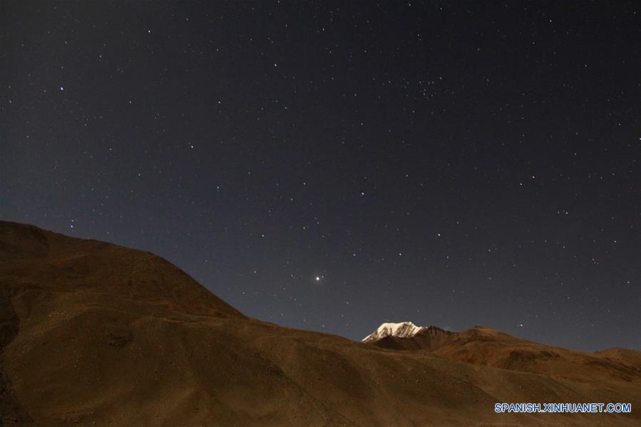 Paisaje del cielo nocturno en el campamento base del Monte Qomolangma