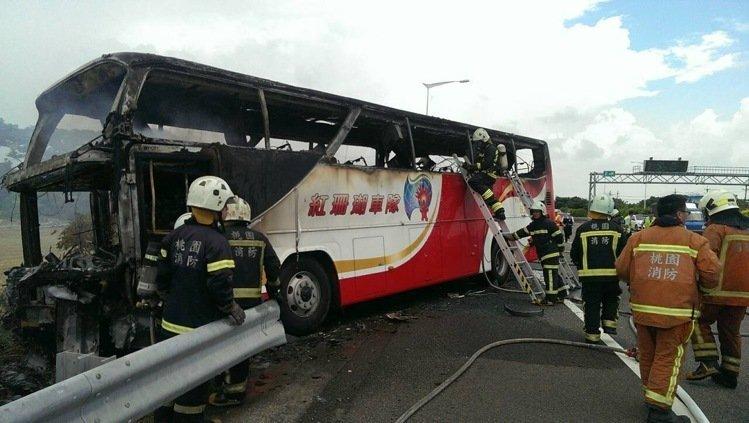 Autocar turístico se incendia en Taiwan
