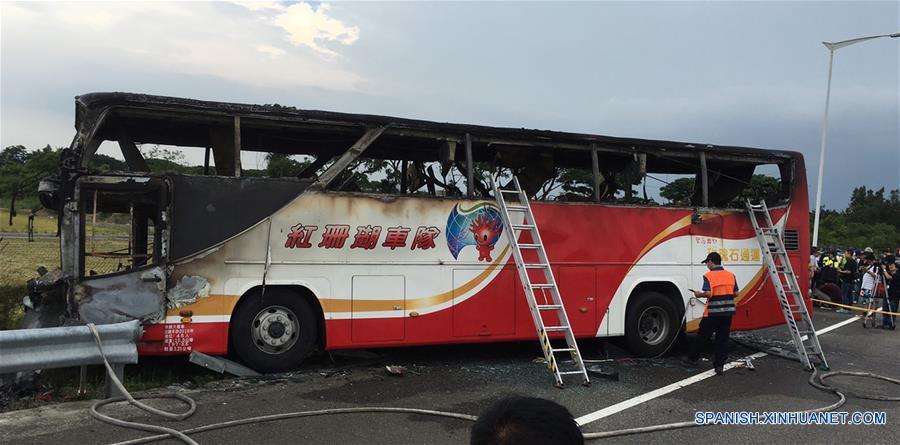 Un autobús permanece incendiado en Taipei, Taiwan, en el sureste de China, el 19 de julio de 2016. Un autobús de turistas se incendió en una autopista cerca del Aeropuerto de Taoyuan el martes, matando a 26 personas a bordo, incluyendo a 24 turistas de la parte continental de la provincia de Liaoning, en el noreste de China. (Xinhua/Str)