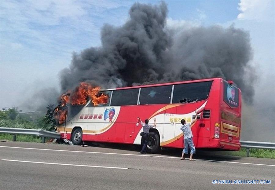 Un autobús permanece incendiado en Taipei, Taiwan, en el sureste de China, el 19 de julio de 2016. Un autobús de turistas se incendió en una autopista cerca del Aeropuerto de Taoyuan el martes, matando a 26 personas a bordo, incluyendo a 24 turistas de la parte continental de la provincia de Liaoning, en el noreste de China. (Xinhua/Str)