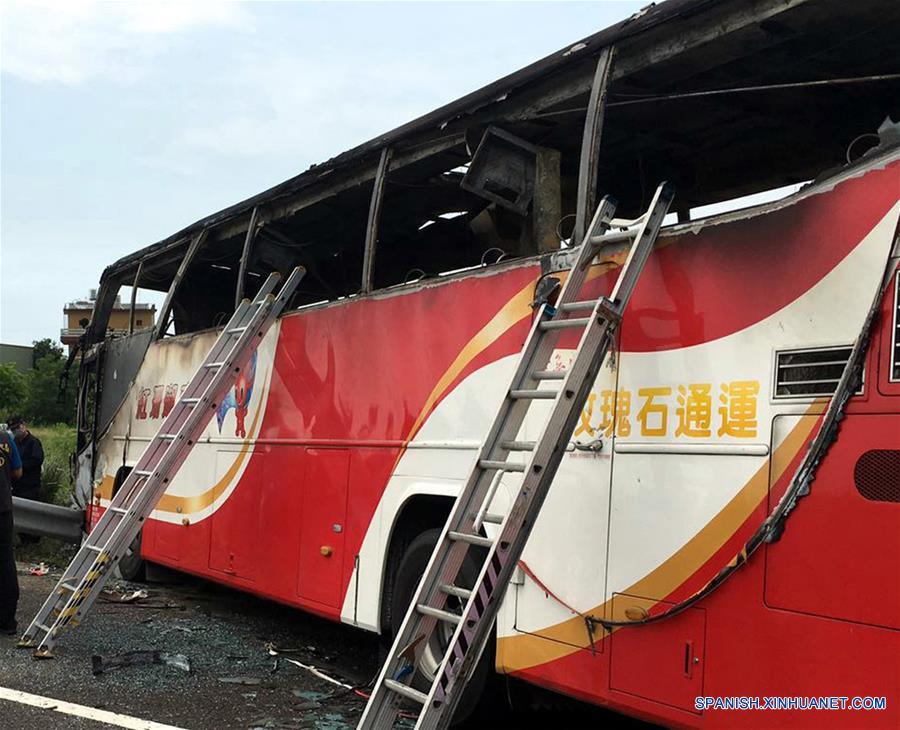 Un autobús permanece incendiado en Taipei, Taiwan, en el sureste de China, el 19 de julio de 2016. Un autobús de turistas se incendió en una autopista cerca del Aeropuerto de Taoyuan el martes, matando a 26 personas a bordo, incluyendo a 24 turistas de la parte continental de la provincia de Liaoning, en el noreste de China. (Xinhua/Yin Jiajie)