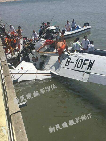 Mueren cinco en choque del avión anfibio con puente en Shanghai 
