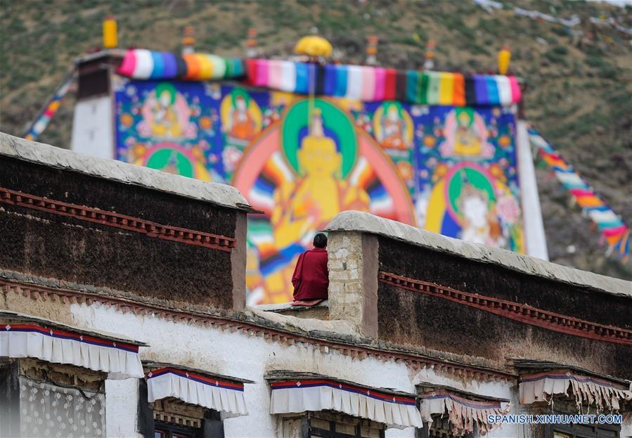 Un monje budista observa una imagen durante el evento del descubrimiento del Buda en el monasterio Zhaxi Lhunbo, en Xigaze, en la región autónoma del Tíbet, en el suroeste de China, el 20 de julio de 2016. La ceremonia anual concluyó el miércoles. (Xinhua/Purbu Zhaxi)