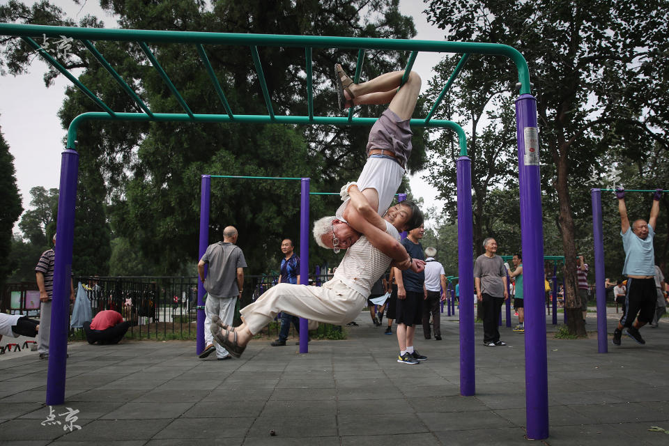 Los abuelitos del “kung fu” muestran sus habilidades en el parque
