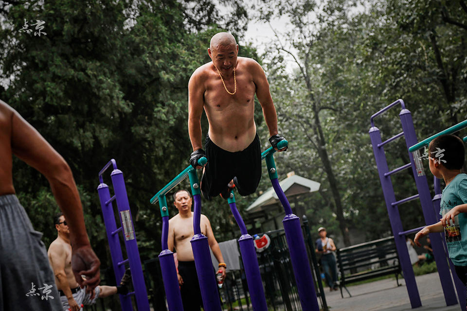 Un anciano realiza acrobacias en el parque del Templo del Cielo en Beijing.